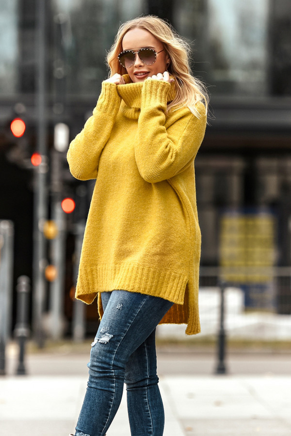 Sweter oversize golfem Anna Musztarda 1