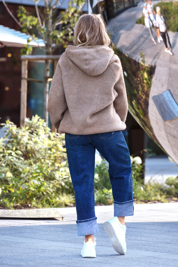 Sweter oversize ze sznurowaniem Vera Karmel 1
