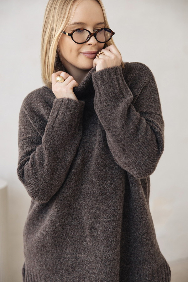Sweter oversize golfem Anna Ciemne Kakako 4