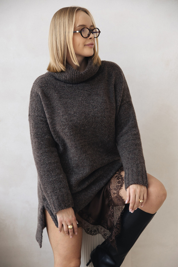 Sweter oversize golfem Anna Ciemne Kakako 1